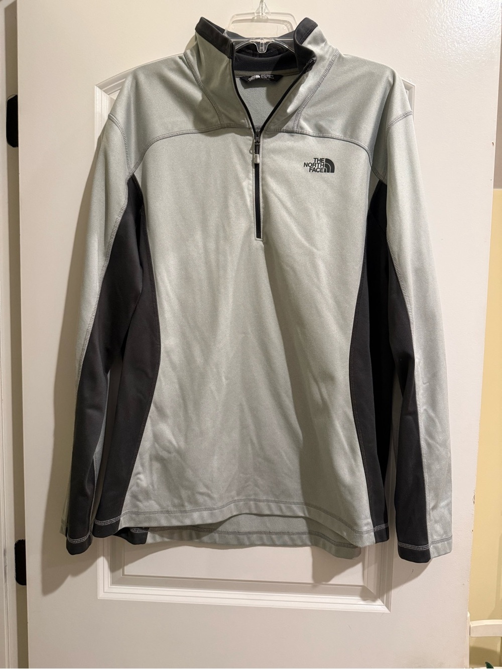The North Face Men's Light Gray and Black Quarter-Zip Pullover